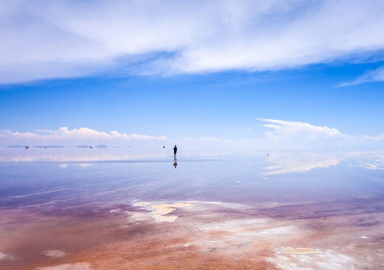 Lustrzane odbiacia solniska Salar de Uyuni w Boliwii