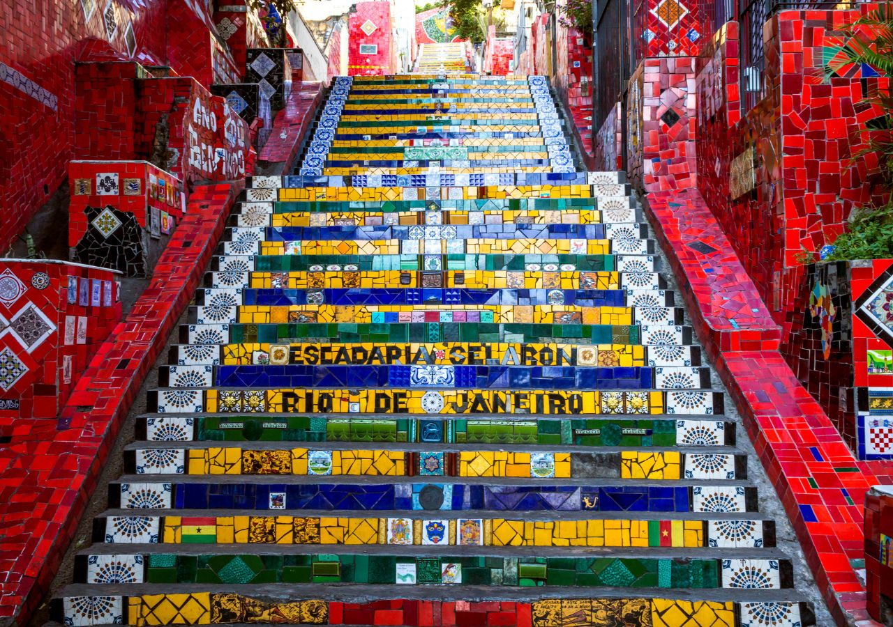 wielokolorowe stopnie Schodów Selaróna w Rio de Janeiro, Brazylia