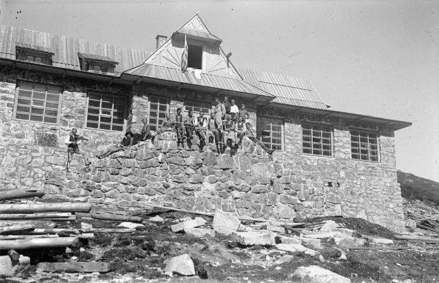 Schronisko w Dolinie Pięciu Stawów Polskich w polskich Tatrach w 1933 roku
