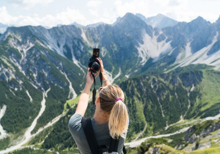 Selfie w Seefeld w Tyrolu z panoramą gór