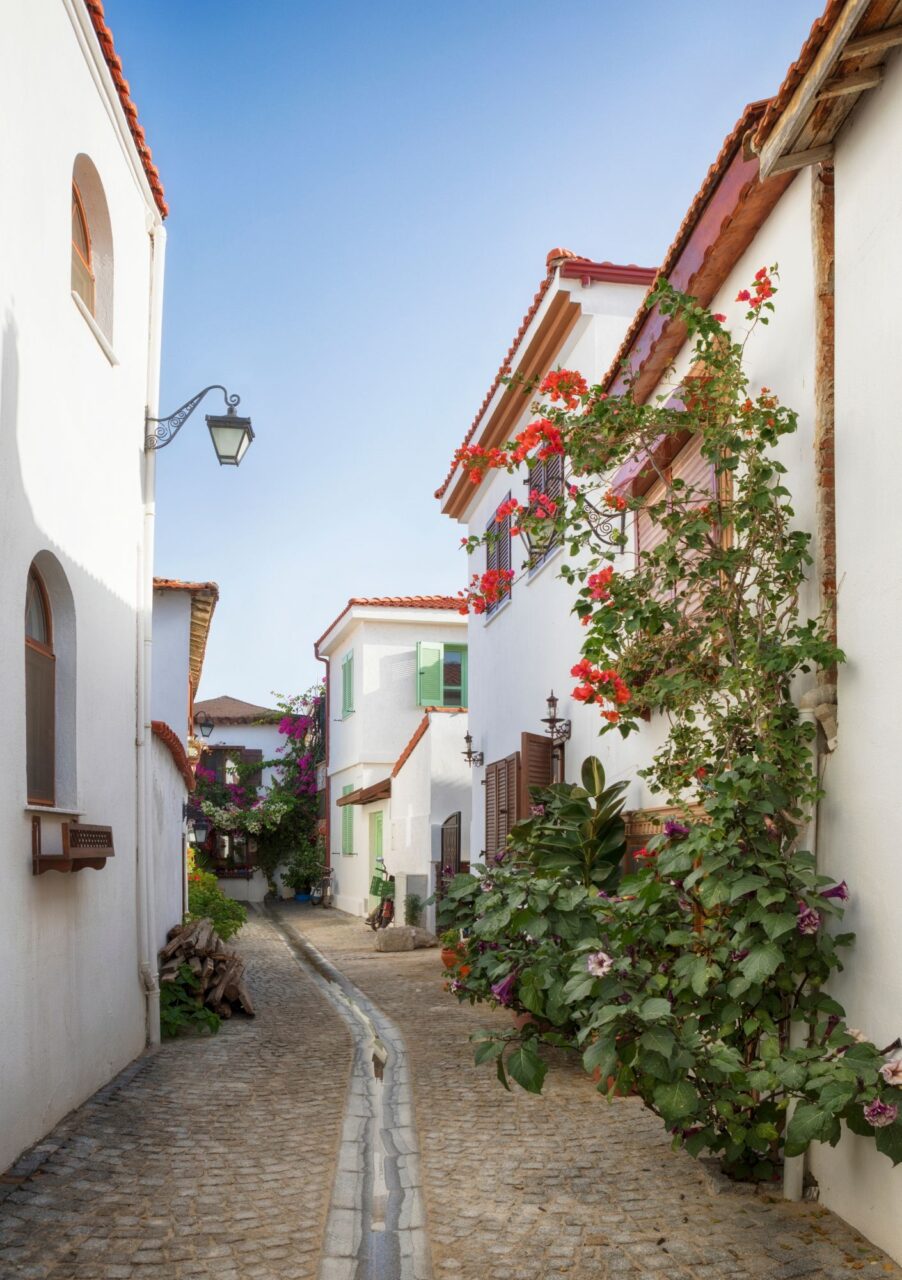 Seferihisar w Turcji - wąskie tureckie uliczki