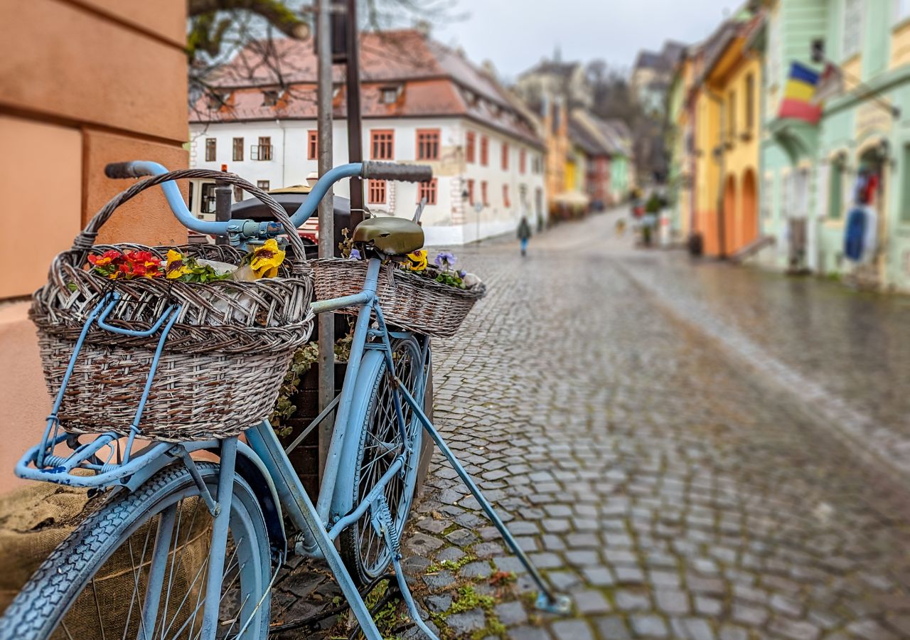 Rower zaparkowany na ulicy w Sighișoara, Rumunia