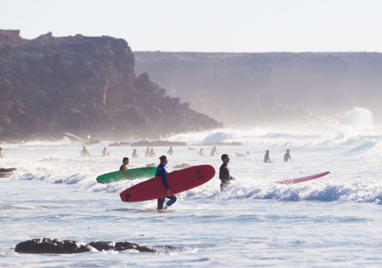 Surferzy na plaży El Cotillo - Fuerteventura, wyspy kanaryjskie