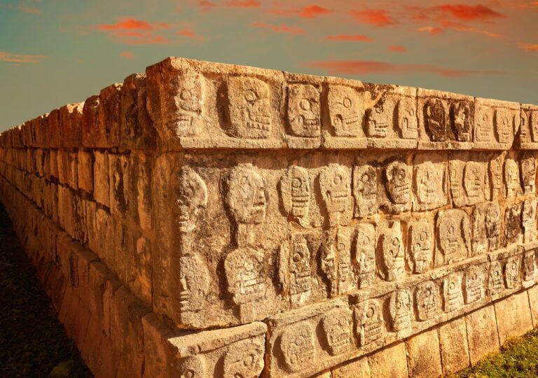 Płaskorzeźby czaszek z Tzompantli - Chichén Itzá, meksyk