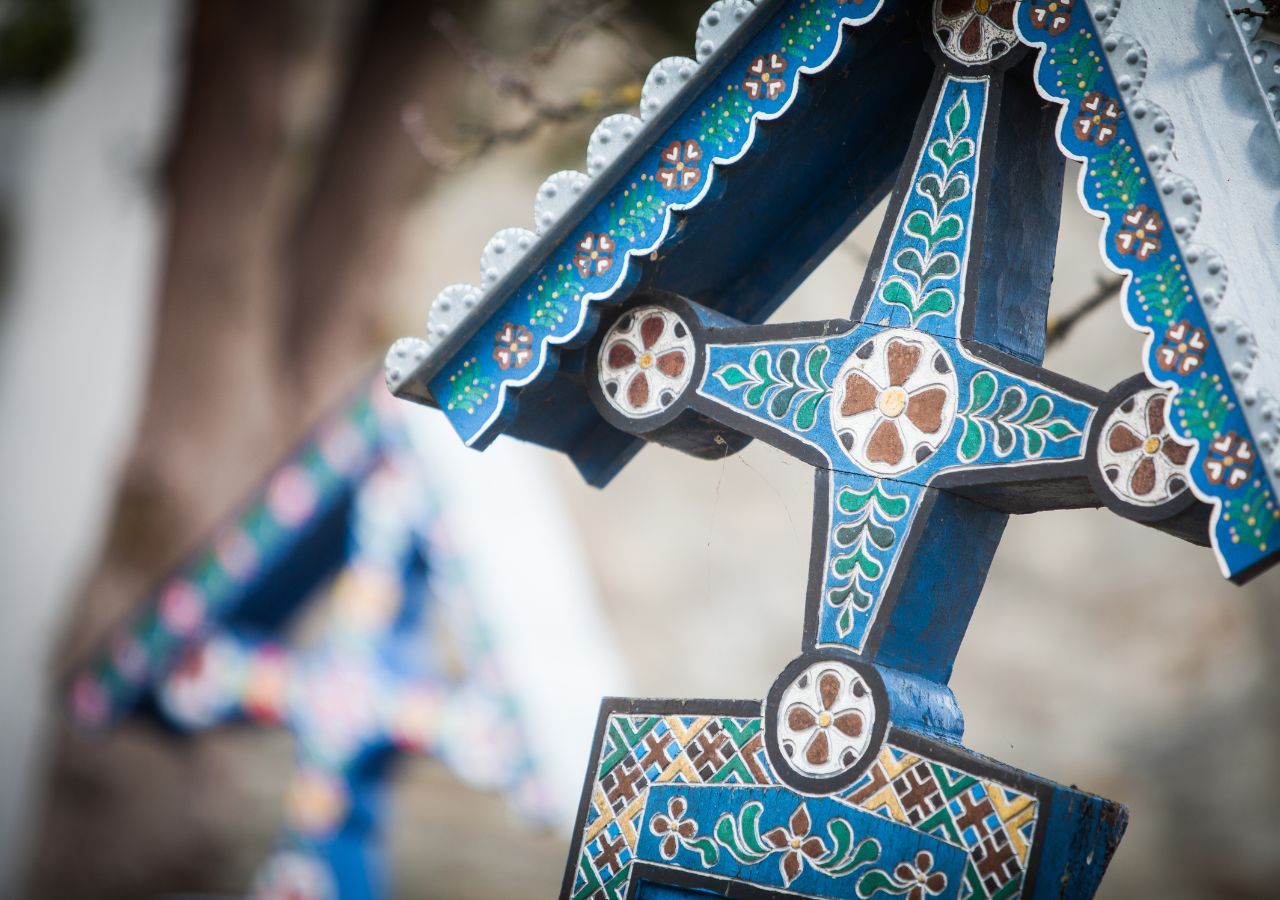 Frgament Wesolego Cmentarza w Sapanta w Rumunii