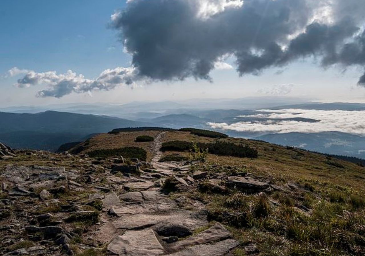 Zejście z Babiej Góry w kierunku przełęczy Krowiarki