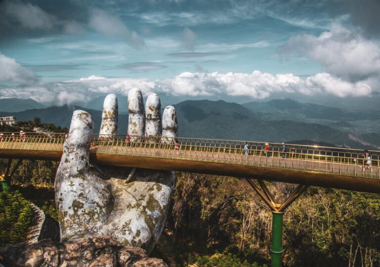 Turyści na Złotym Moście w Ba Na Hills, Da Nang - Wietnam