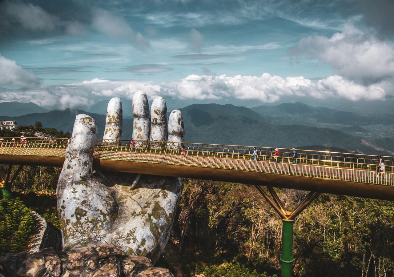 Turyści na Złotym Moście w Ba Na Hills, Da Nang - Wietnam