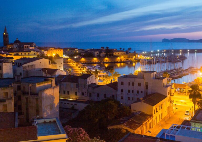 Katalonia we Włoszech? Tak wygląda nocą Alghero – perła Sardynii