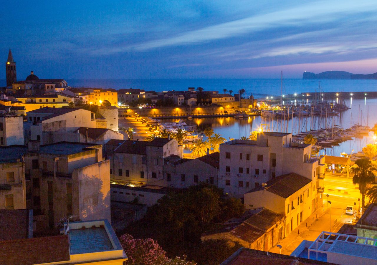 Katalonia we Włoszech? Tak wygląda nocą Alghero – perła Sardynii