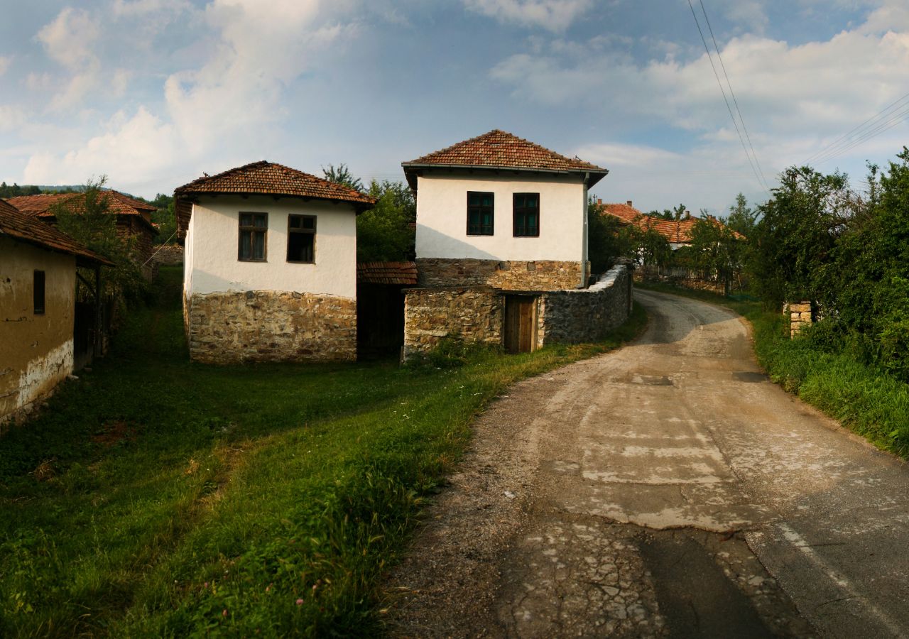 Zniszczona droga w bałkańskiej wiosce