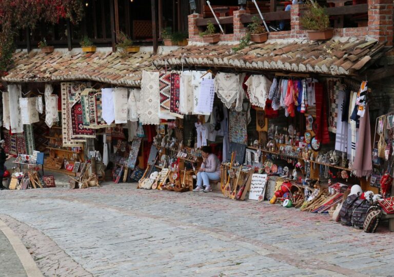 Targ z rzemiosłem i produktami regionalnymi w Albanii