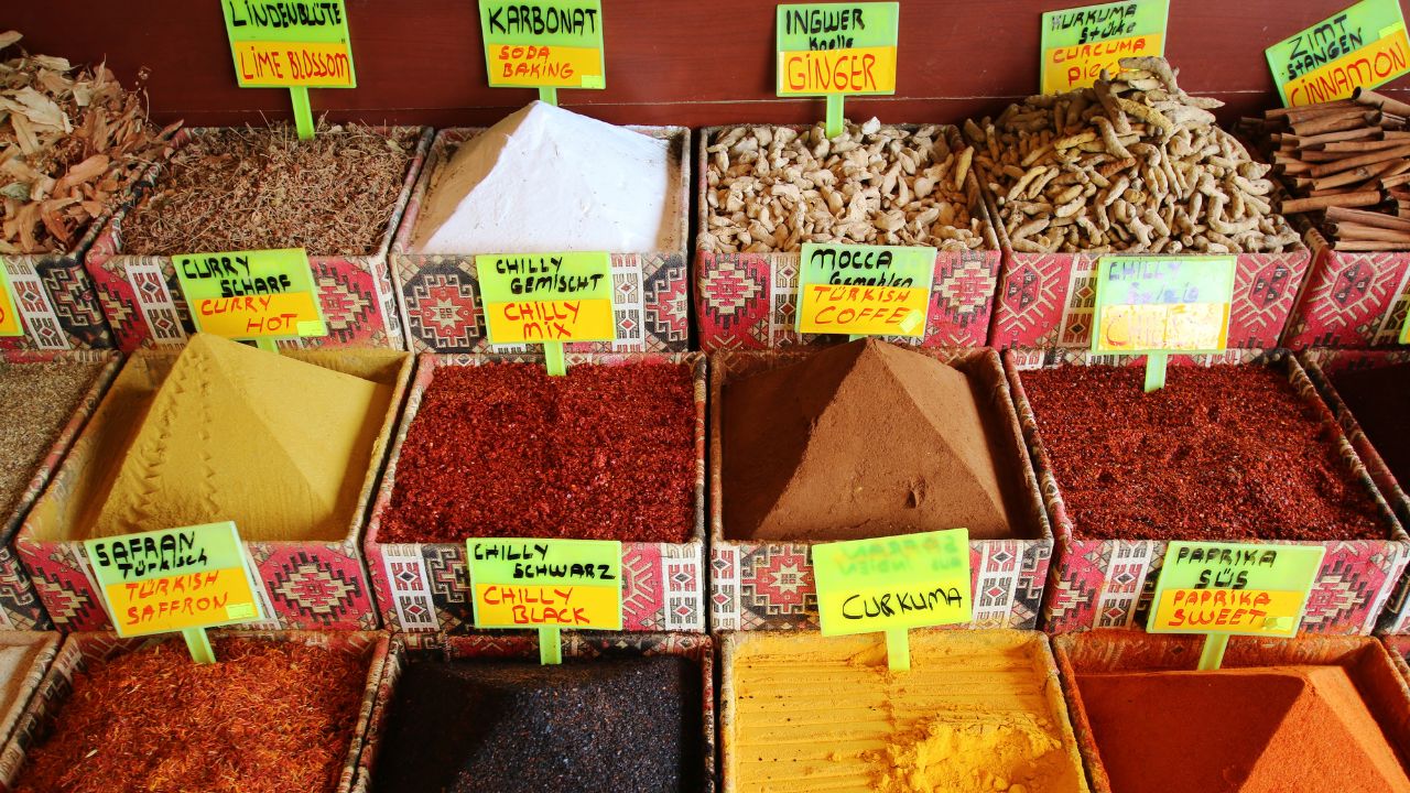 Turecki bazar z przyprawami