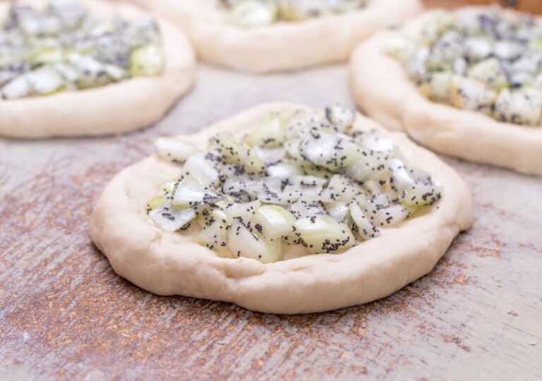 Placki cebularza na drewnianym blacie