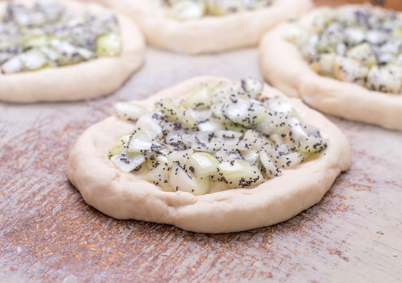 Placki cebularza na drewnianym blacie