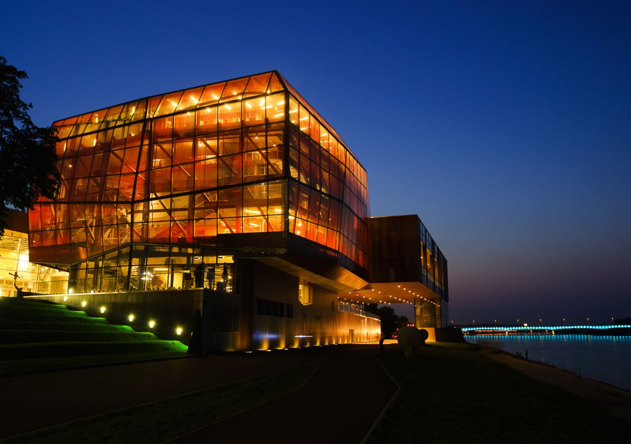 Budynek Centrum Nauki Kopernik w Warszawie podświetlony nocą