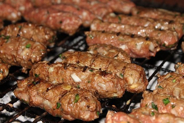 Cevapcici, czyli bałkańskie kotleciki z mięsa mielonego, na grillu