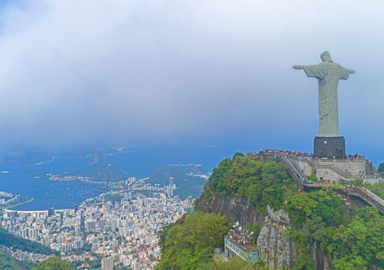 Statua Chrystusa Odkupiciela z panoramą Rio de Janeiro w dole