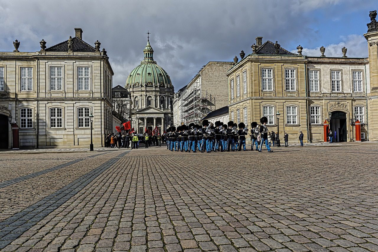 Kopenhaga. Zmiana warty przed królewską rezydencją Amalienborg