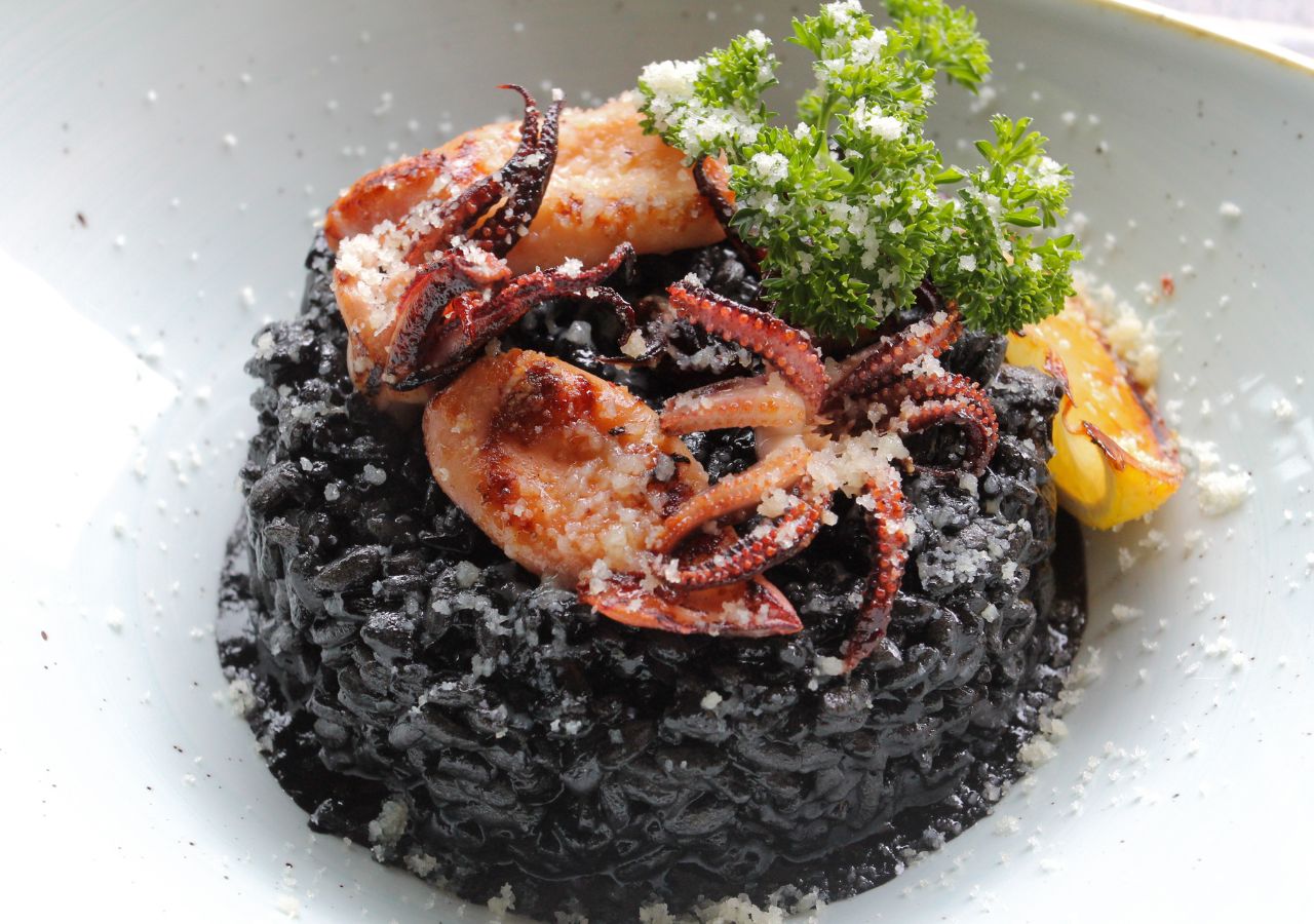 crni rižot chorwacja z owocami morza