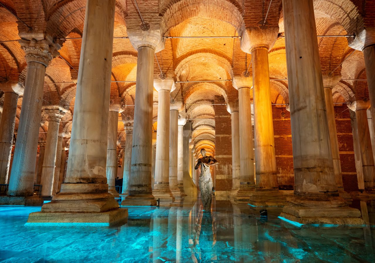 Zatopione Cysterny w Stambule, Turcja z labiryntem kolumn