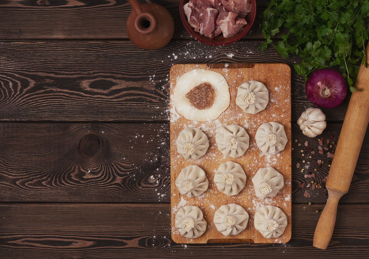 Chinkali w trakcie przygotowywania na drewnianej desce