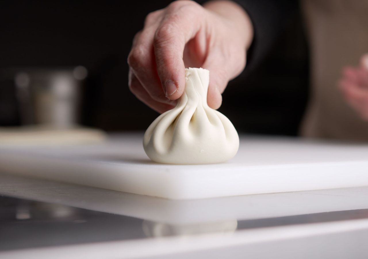 Chinkali trzyma w ręce