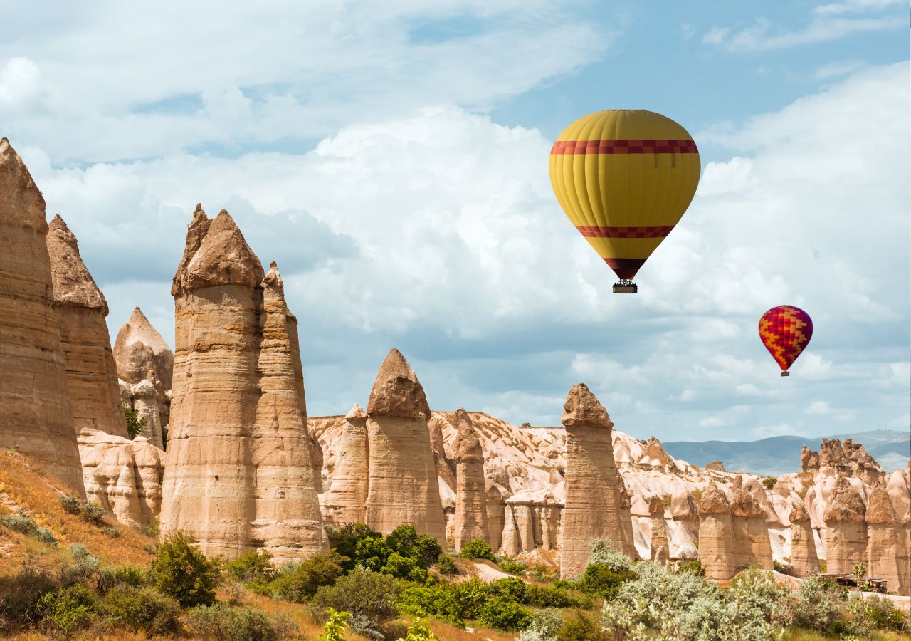 Skalne formacje Doliny Miłości w Kapadocji, Turcja z balonami w powietrzu