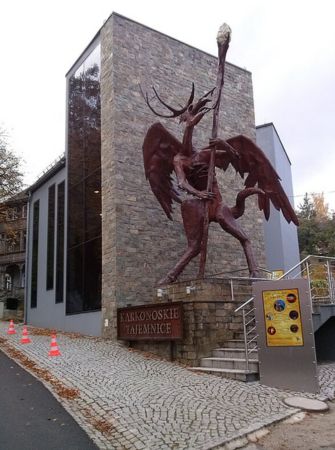 Rzeźba Ducha Gór przed Karkonoskie Tajemnice Karpacz