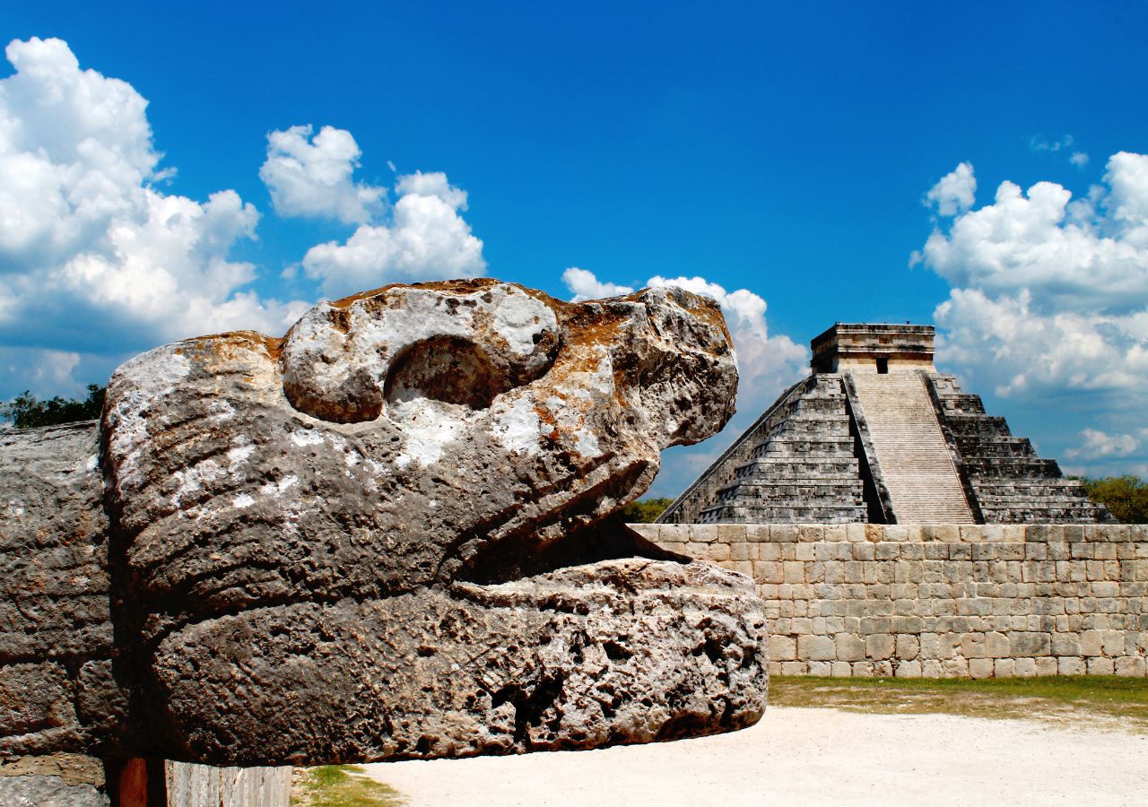 Rzeźba głowy węża na tlr el castillo w chichen itza w Meksyku