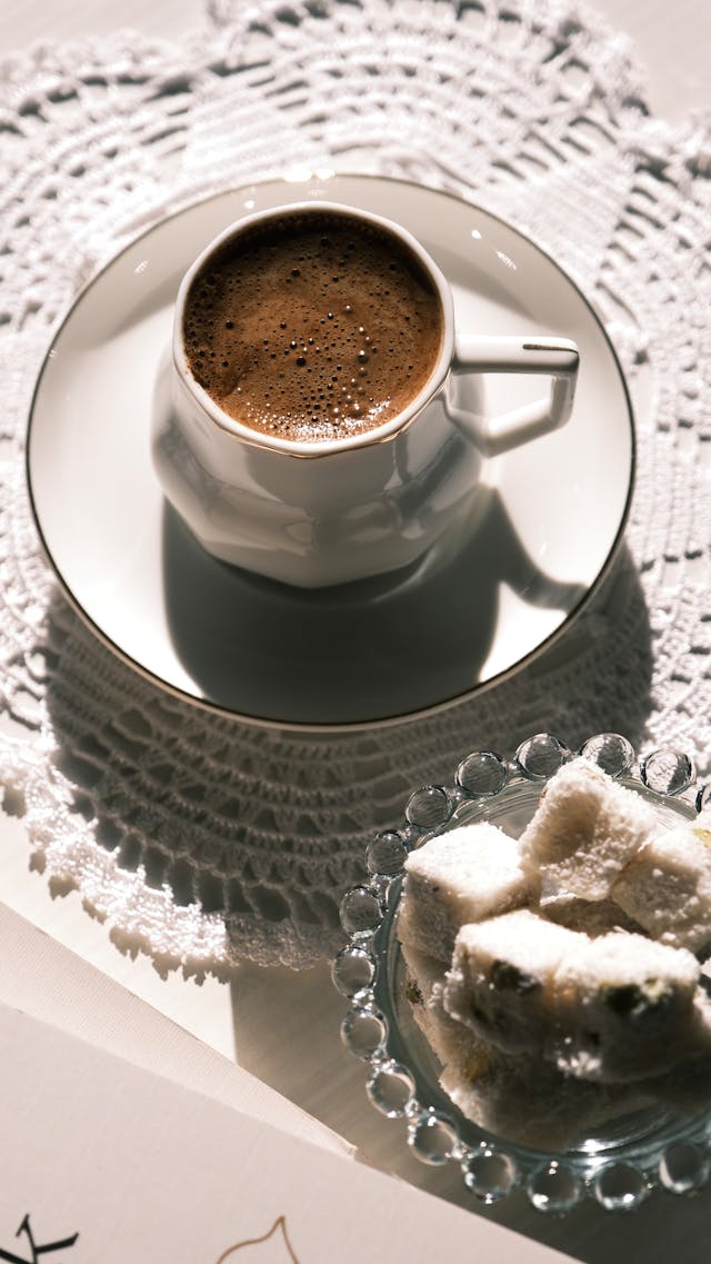 W Turcji kawa rzadko podawana jest sama. Zazwyczaj towarzyszy jej coś słodkiego, na przykład lokum, czyli galaretka o różnych smakach