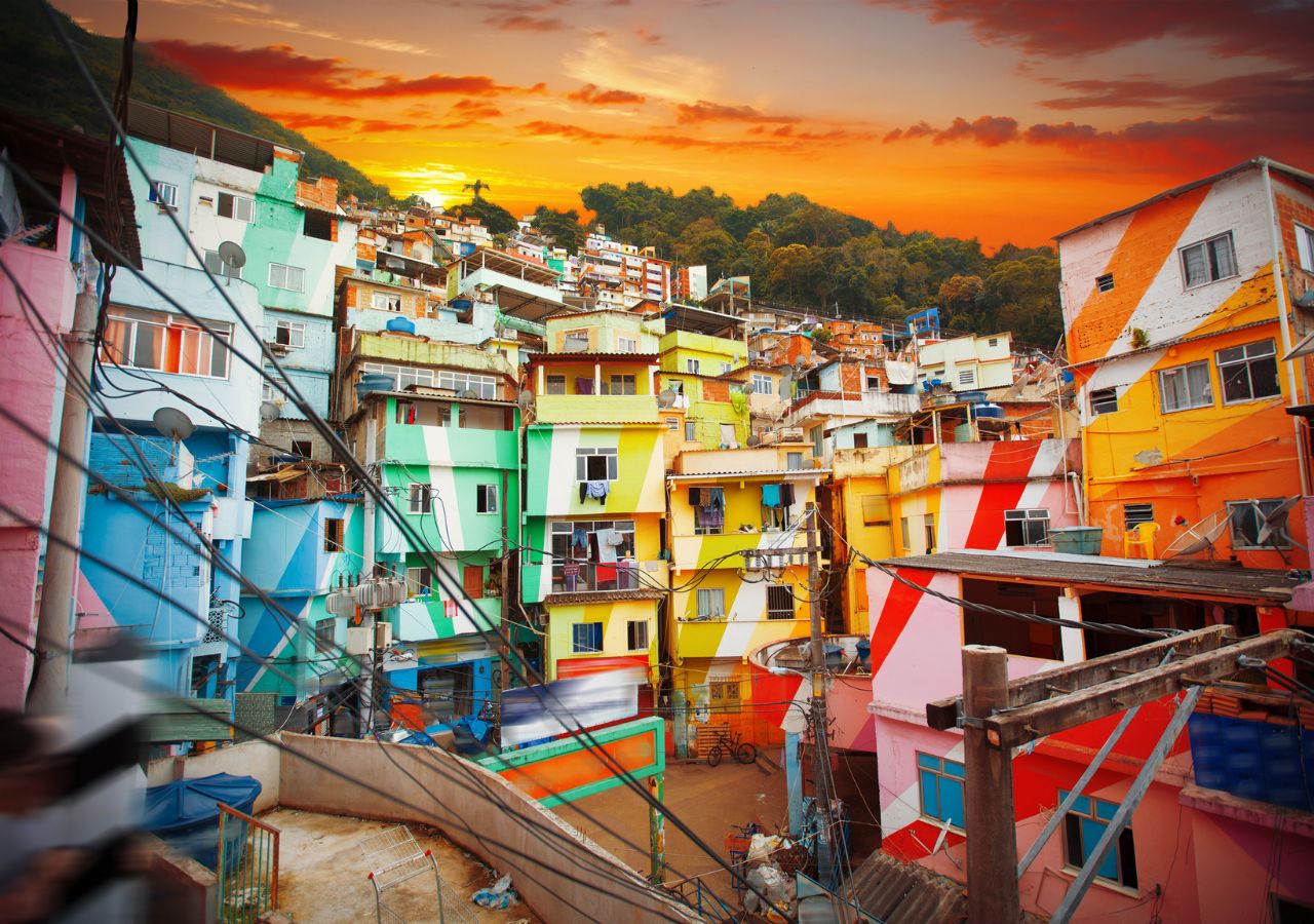 Kolorowe zabudowania faveli w Rio de Janeiro, Brazylia