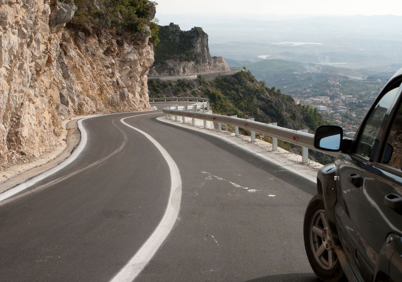 Samochód jadący w górach Albanii krętą drogą
