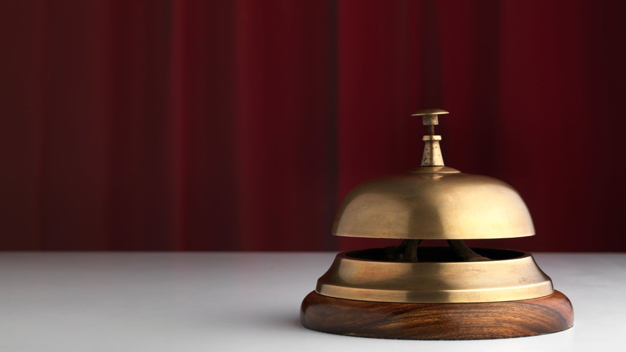 Dzwonek hotelowy na blacie recepcji
