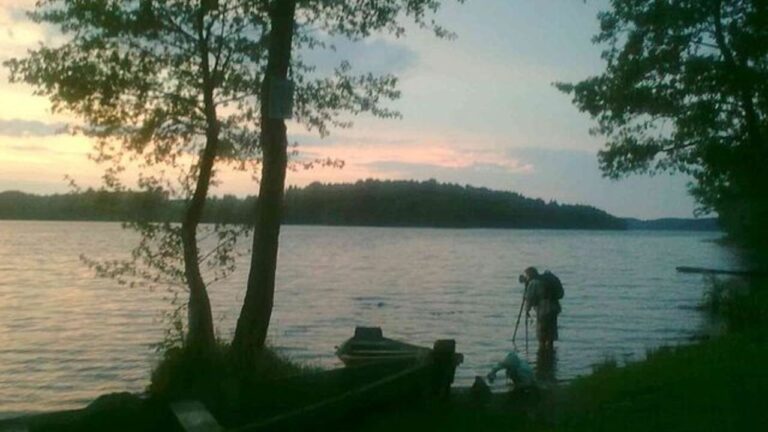 Jezioro hańcza i fotografujący je fotograf