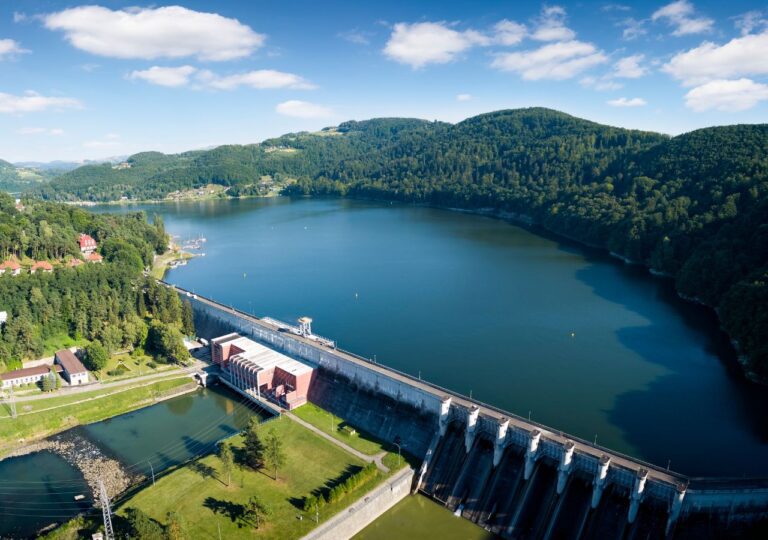 Jezioro Rożnowskie z zaporą z lotu ptaka