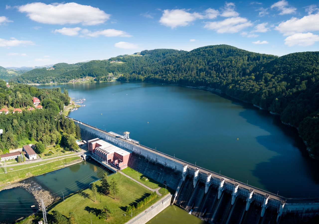 Jezioro Rożnowskie z zaporą z lotu ptaka