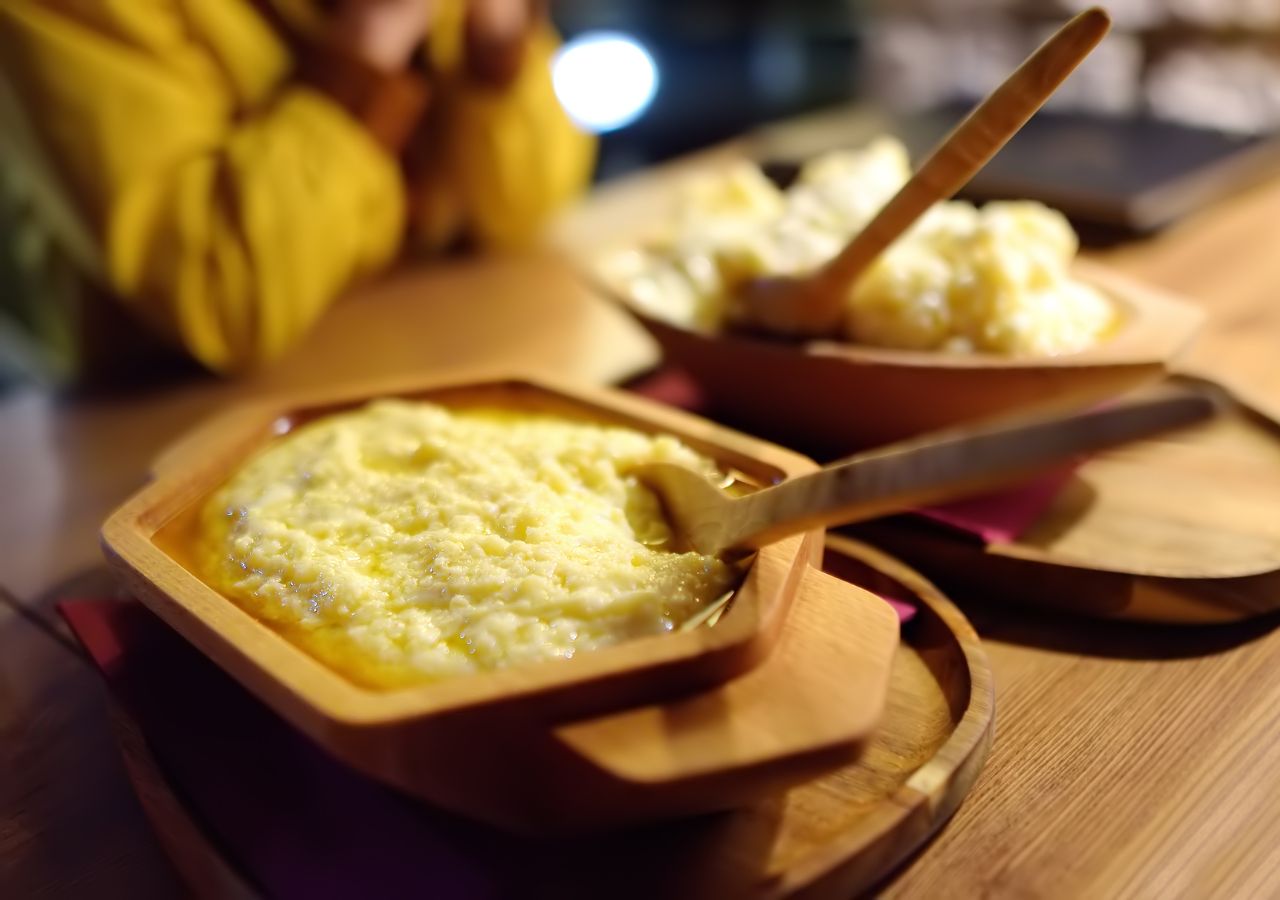 Kacamak w drewnianej misce - Czarnogóra