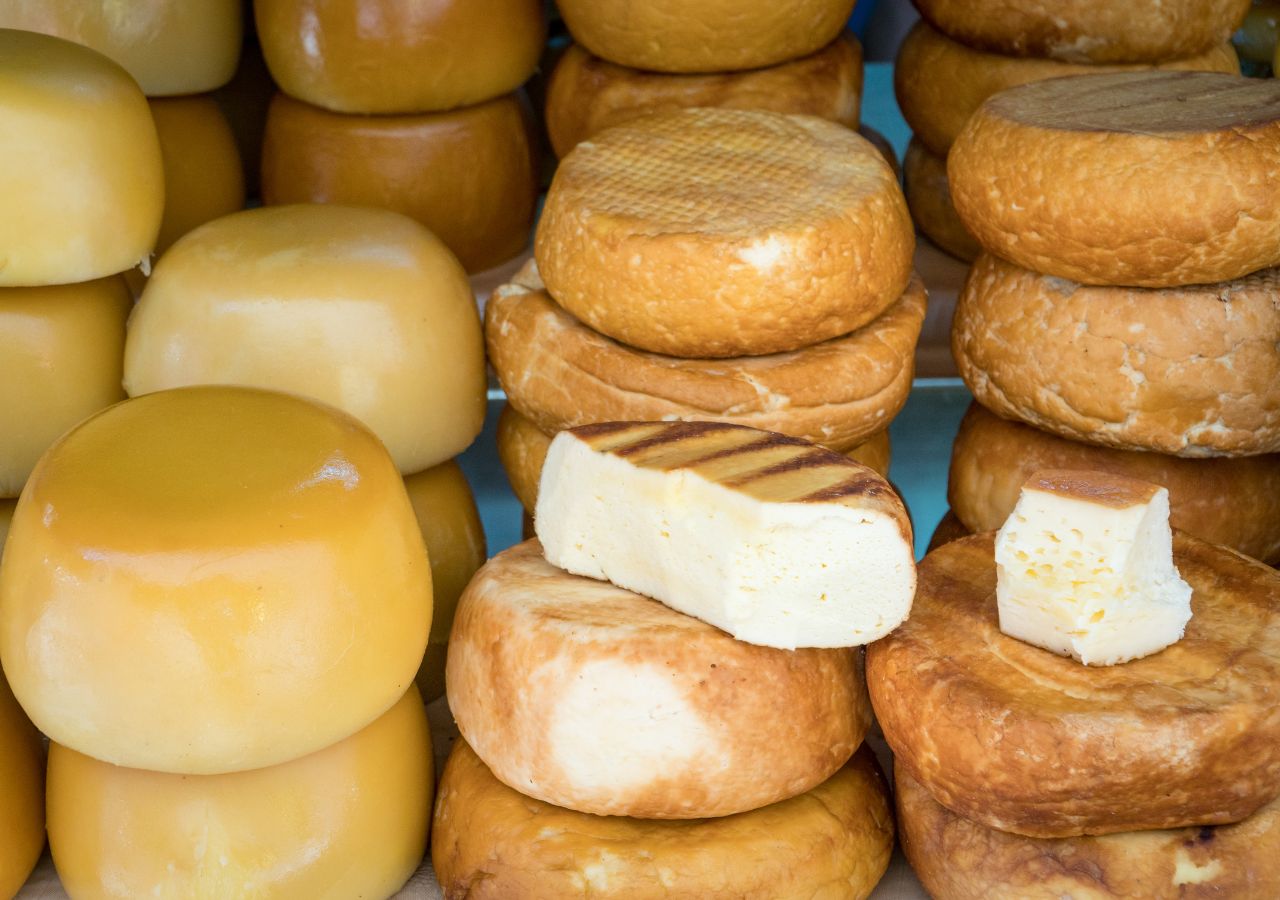 Kaszkawał to żółty, dojrzewający ser podpuszczkowy, tradycyjnie produkowany w Bułgarii i na Bałkanach