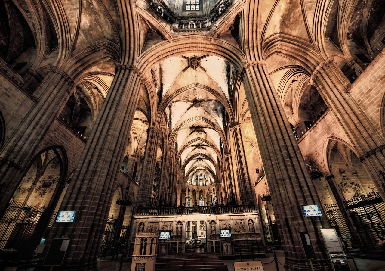 Wnętrze katedry św. Eulalii w Barcelonie, Hiszpania
