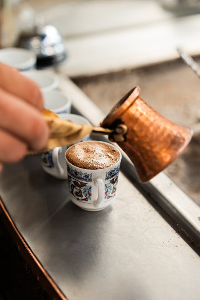 Kawa po turecku. W tradycji tureckiej mówi się, że filiżanka kawy to „czterdzieści lat przyjaźni”