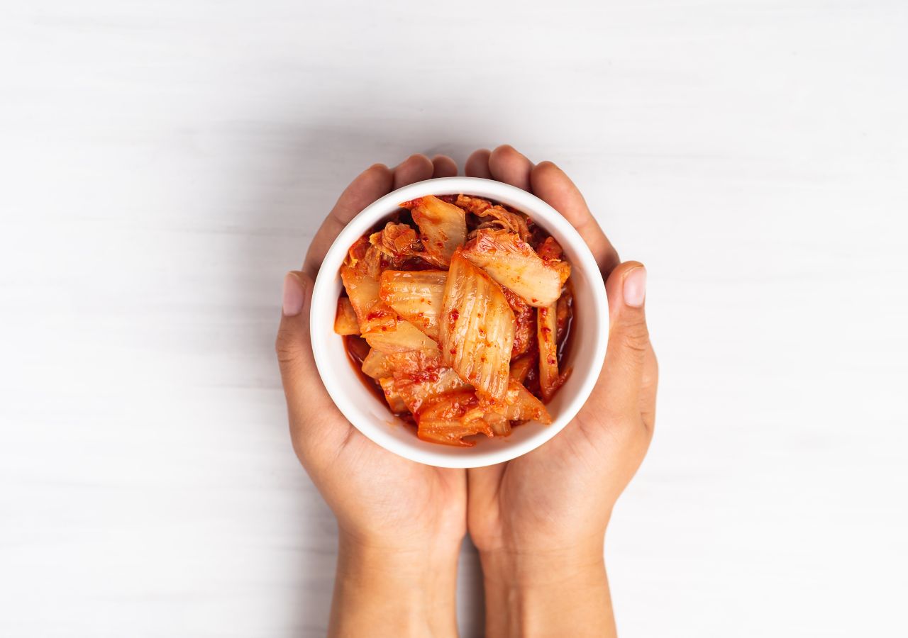 Miska kimchi trzymana w dłoniach