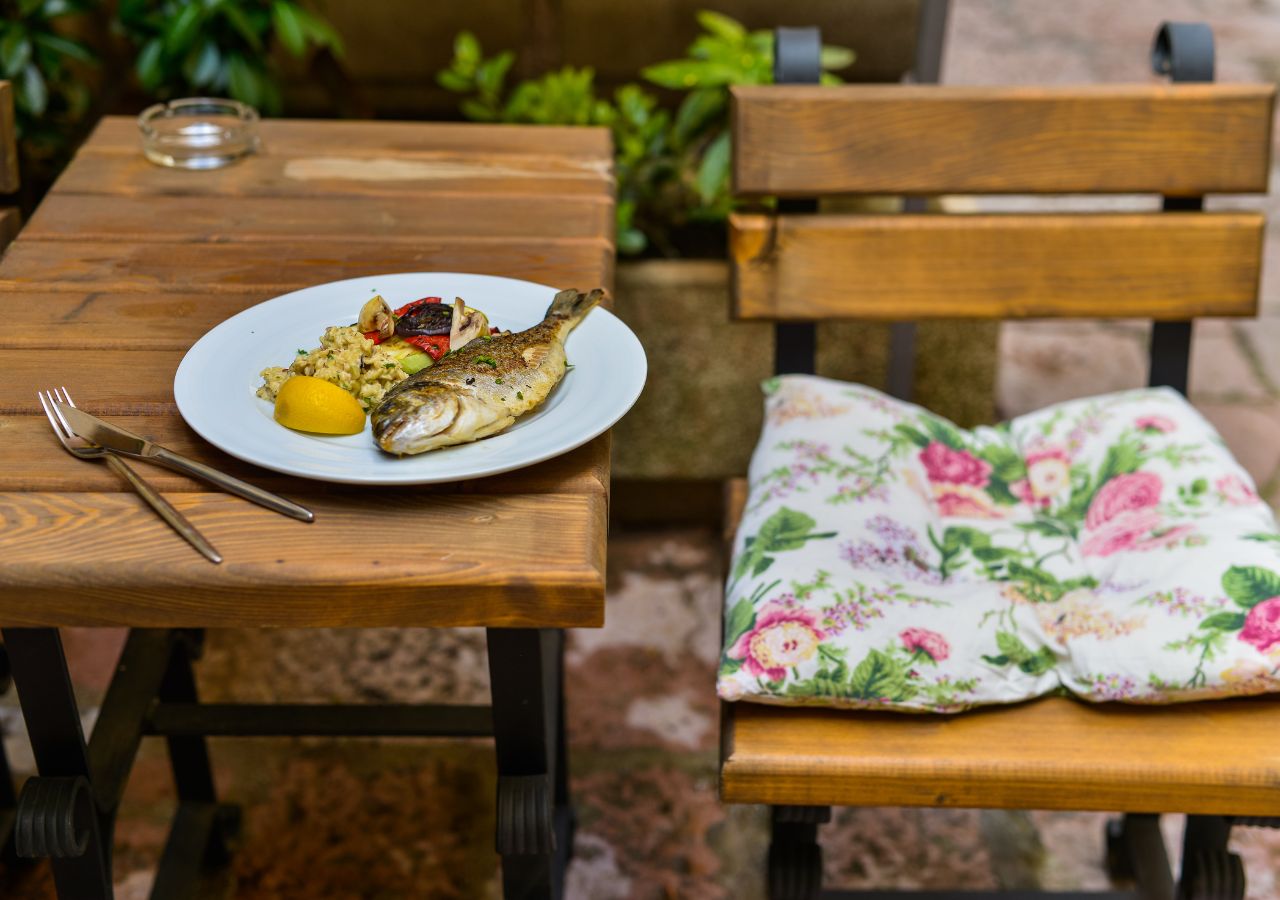 Stolik i krzesło w czarnogórskiej konobie