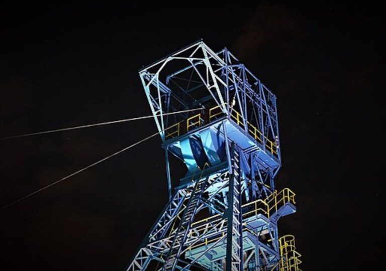 Szyb kopalni Guido w Zabrzu - górny Śląsk podświetlona nocą