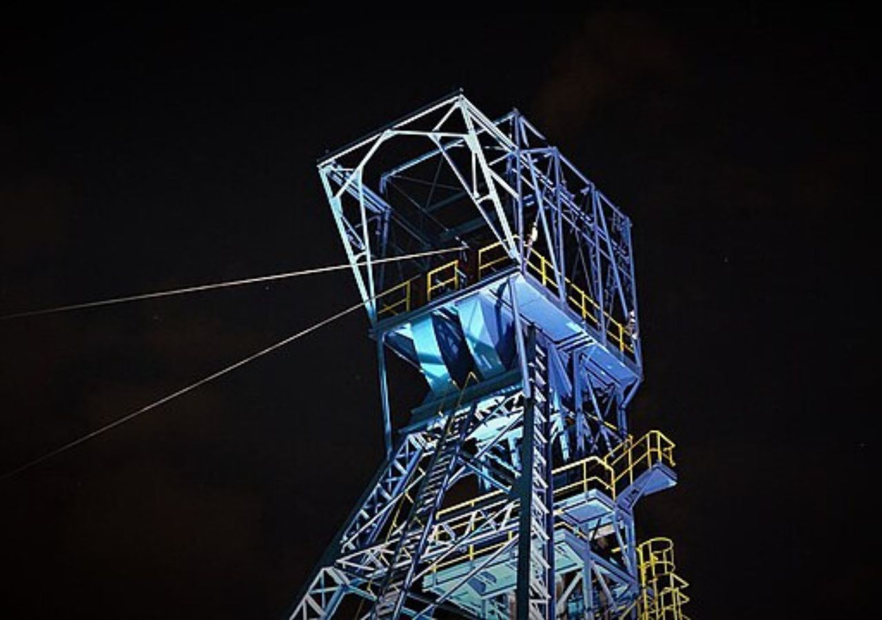 Szyb kopalni Guido w Zabrzu - górny Śląsk podświetlona nocą