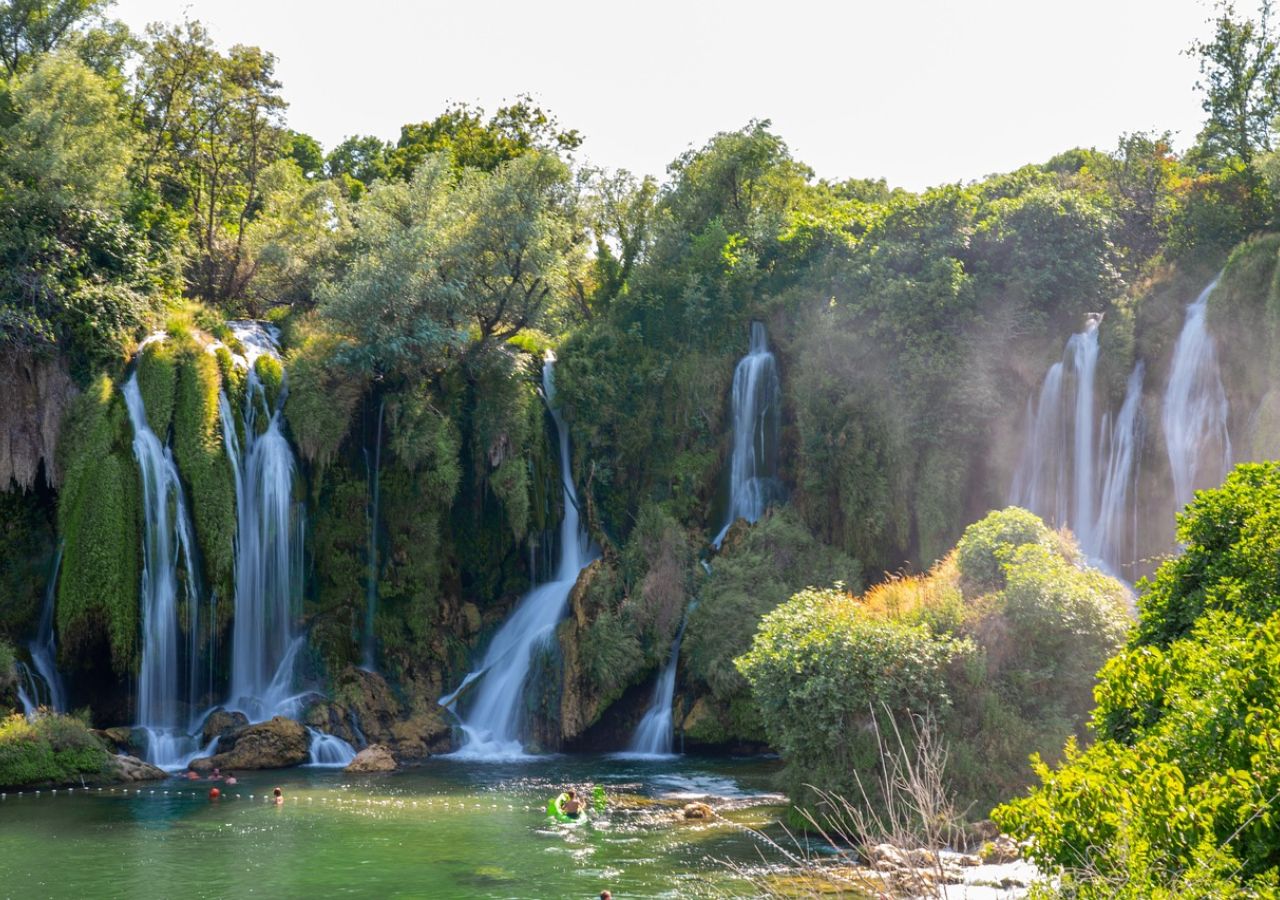 Kravica. Oto wodospady, które pokochali turyści. Kąpiel w nich to czysta przyjemność