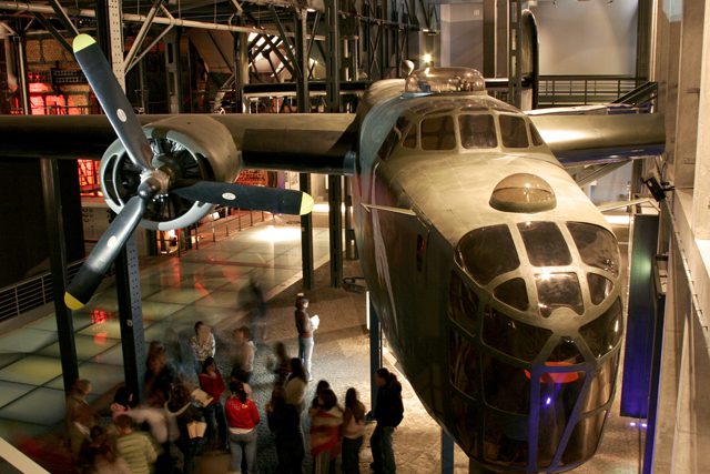 Replika samolotu Liberator w Muzeum Postwania Warszawskiego