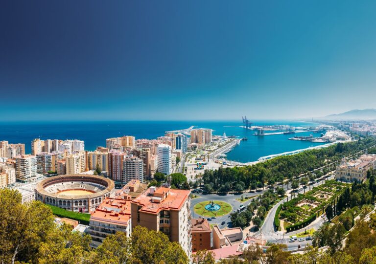 Malaga, Hiszpania. Widok na miasto i arenę walk byków Plaza de Toros