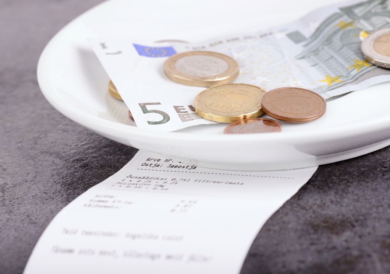 Tutaj napiwek to obowiązek! Zobacz, gdzie musisz go zapłacić w restauracji