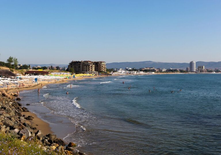 Zdradliwe morze. Jak nie dać się porwać martwym falom w Bułgarii?